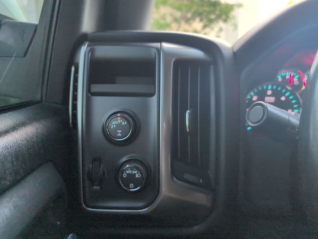 Thumbnail: 2018 Chevrolet Silverado 1500 - 29