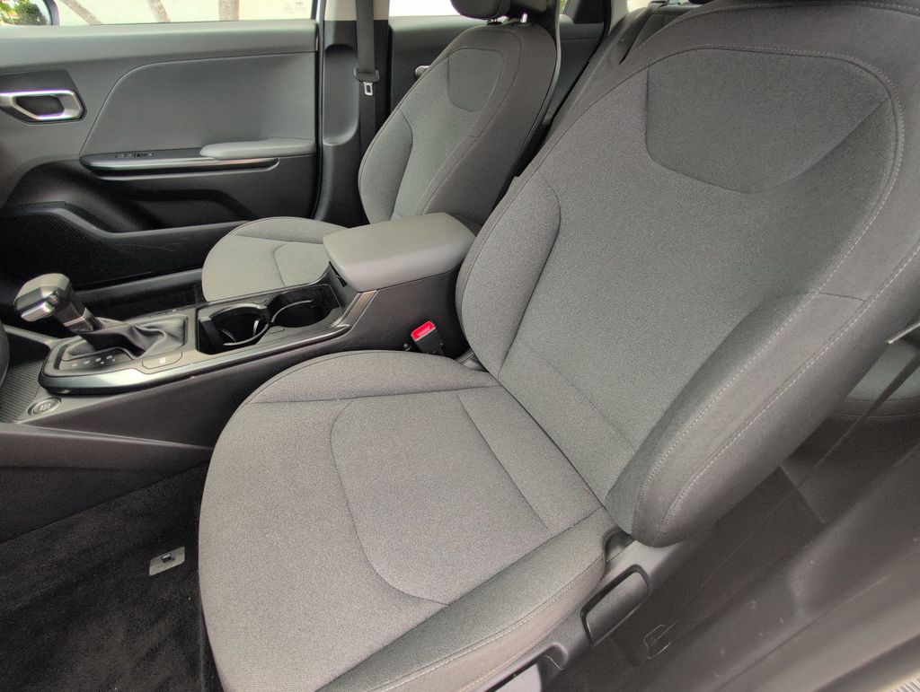 2025 Kia K4 LXS - Photo 10