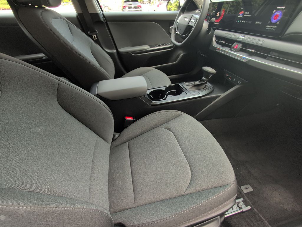 2025 Kia K4 LXS - Photo 11