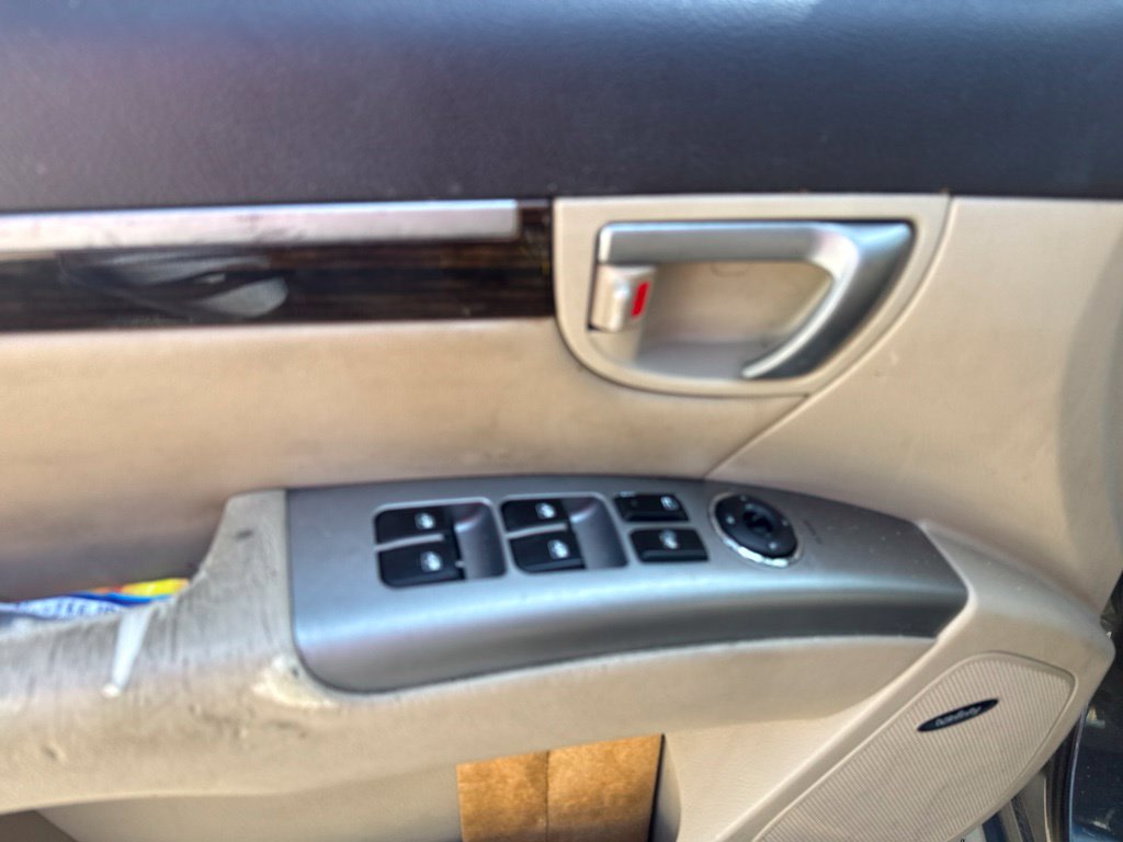 Thumbnail: 2011 Hyundai Santa Fe - 16