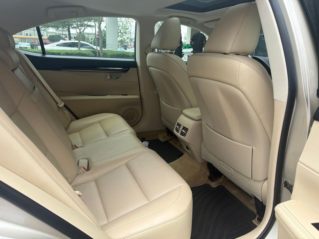 Thumbnail: 2015 Lexus ES - 8