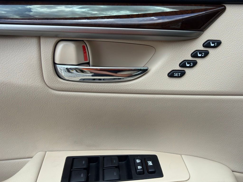 Thumbnail: 2015 Lexus ES - 13