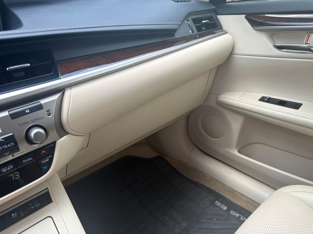 Thumbnail: 2015 Lexus ES - 25