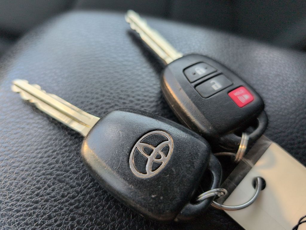 Thumbnail: 2018 Toyota RAV4 - 18