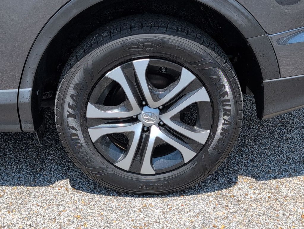 Thumbnail: 2018 Toyota RAV4 - 8