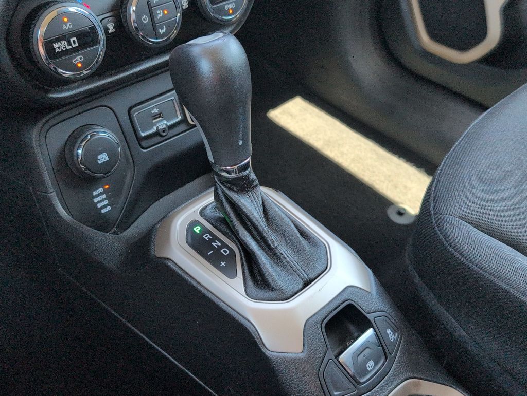 Thumbnail: 2016 Jeep Renegade - 15