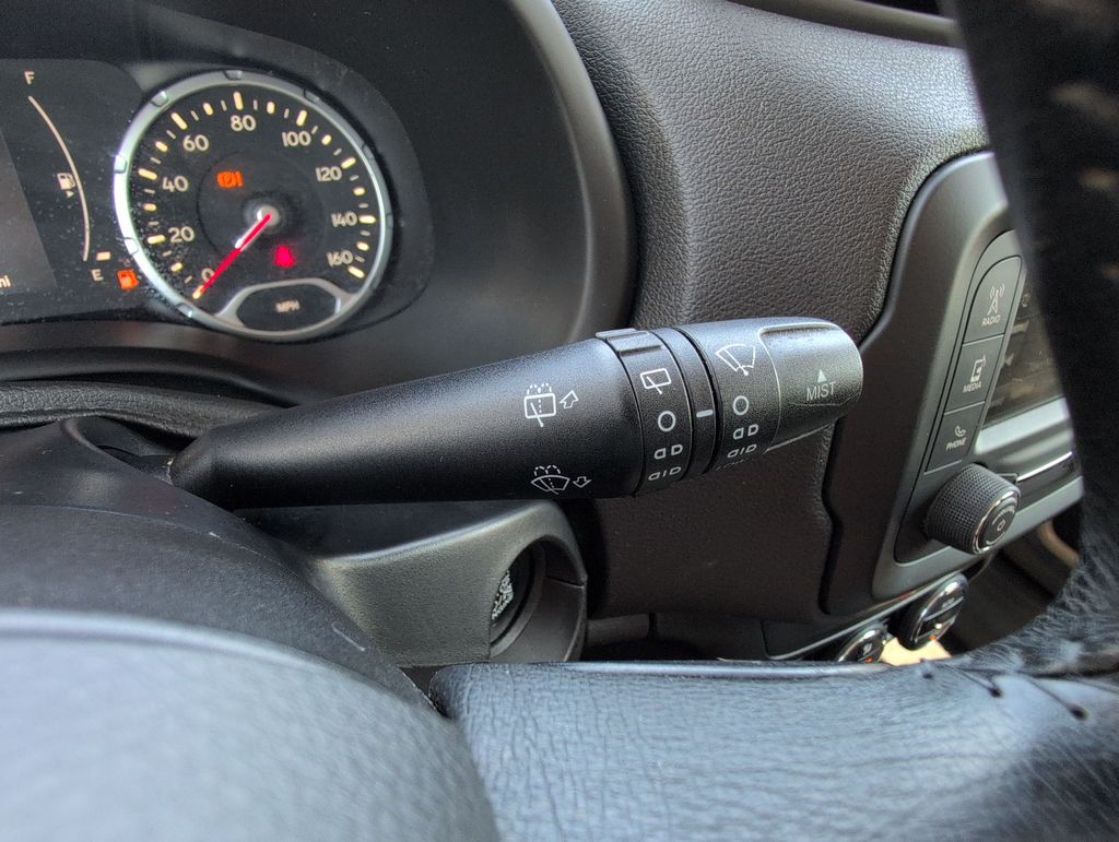 Thumbnail: 2016 Jeep Renegade - 32
