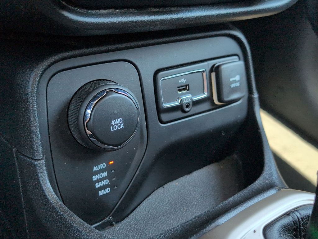 Thumbnail: 2016 Jeep Renegade - 36