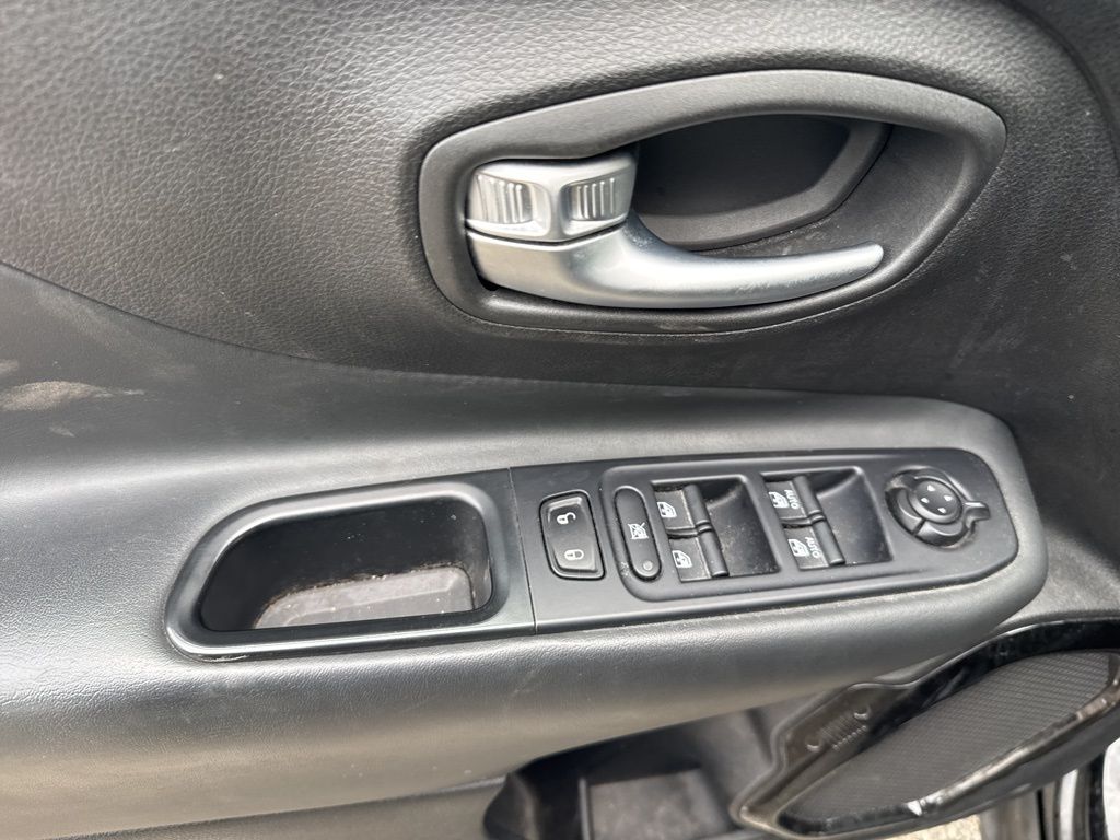 Thumbnail: 2019 Jeep Renegade - 24