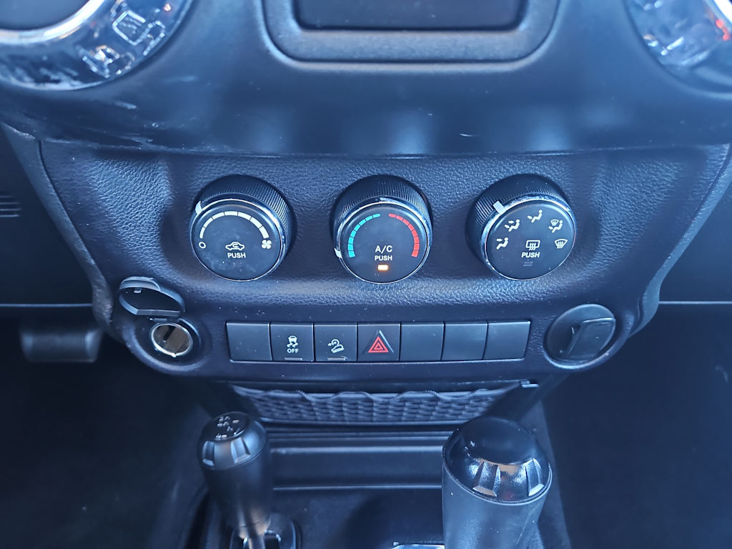 2015 Jeep Wrangler Unlimited Sport 21