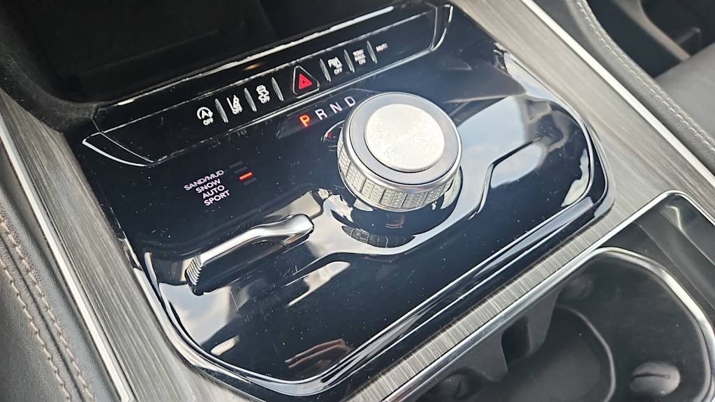 Thumbnail: 2023 Jeep Wagoneer - 24