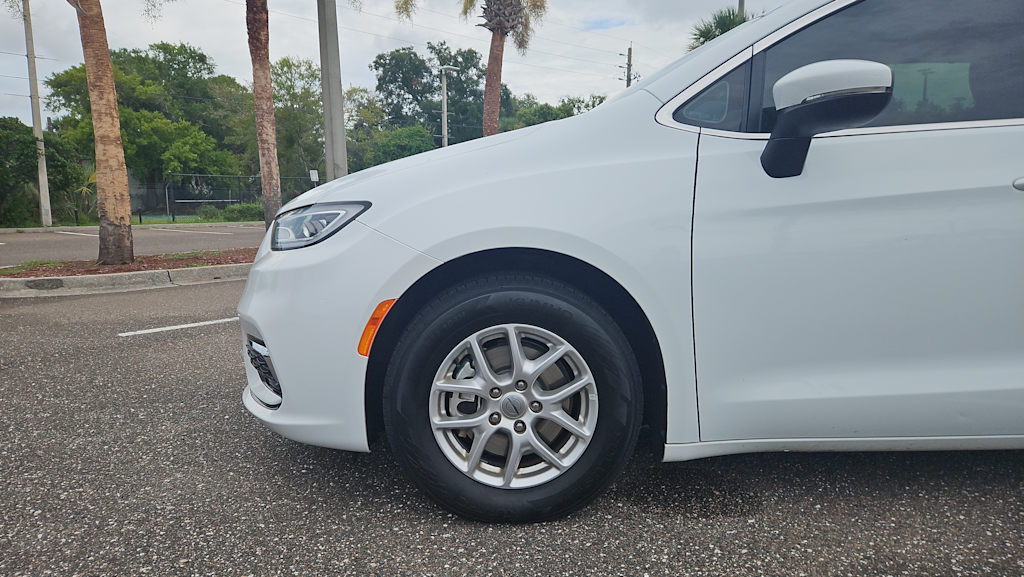 Thumbnail: 2023 Chrysler Pacifica - 5