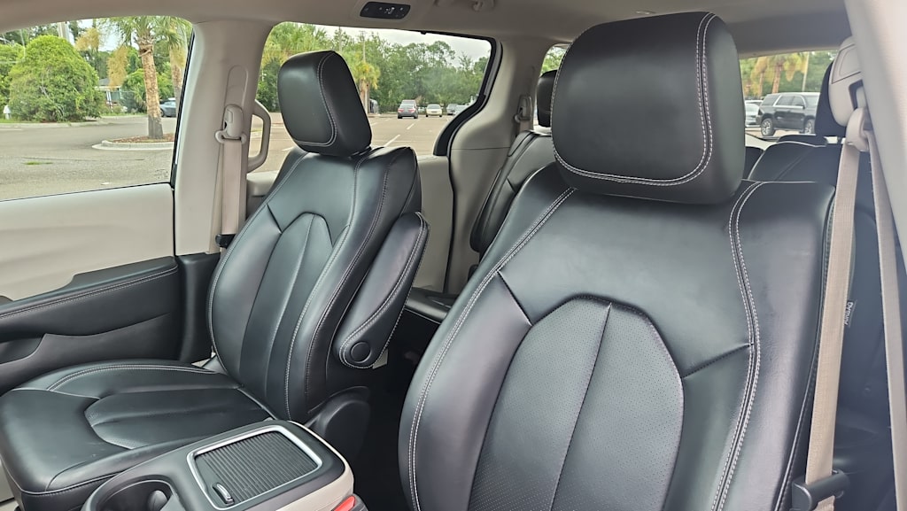 Thumbnail: 2023 Chrysler Pacifica - 8
