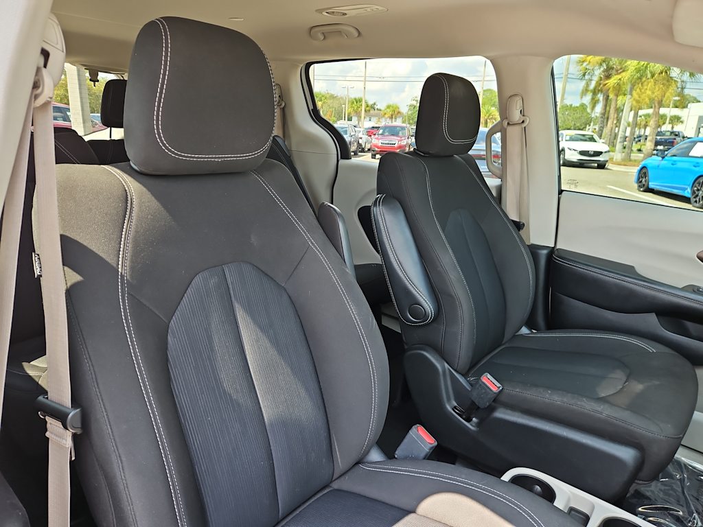 Thumbnail: 2022 Chrysler Voyager - 11