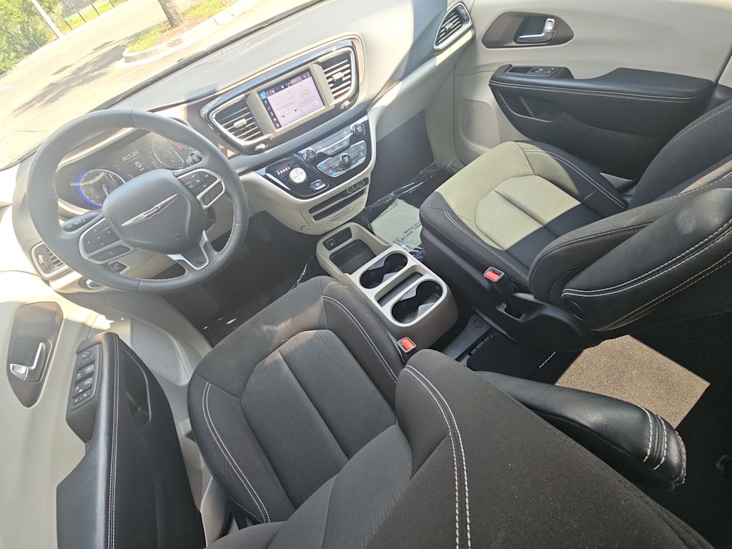 Thumbnail: 2022 Chrysler Voyager - 9