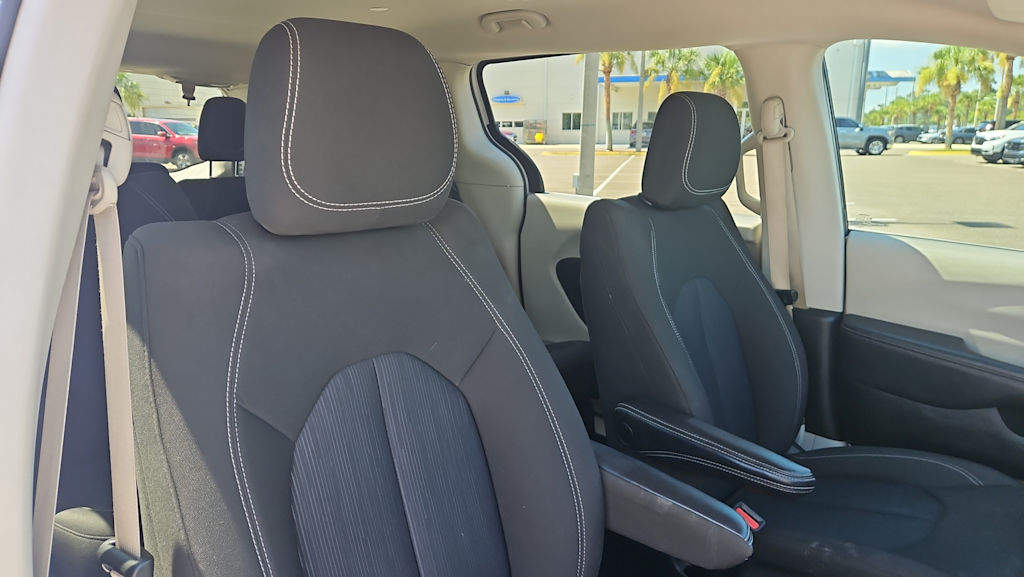 Thumbnail: 2023 Chrysler Voyager - 9