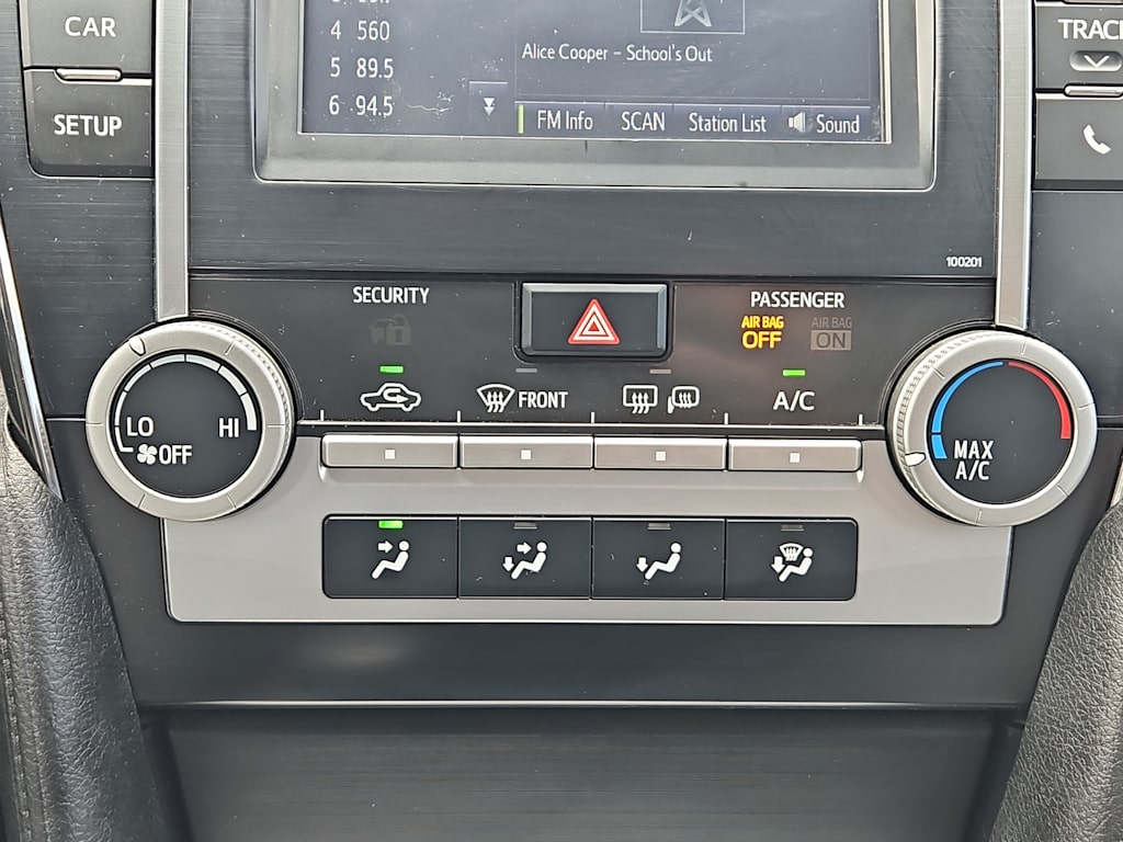 2014 Toyota Camry SE 23