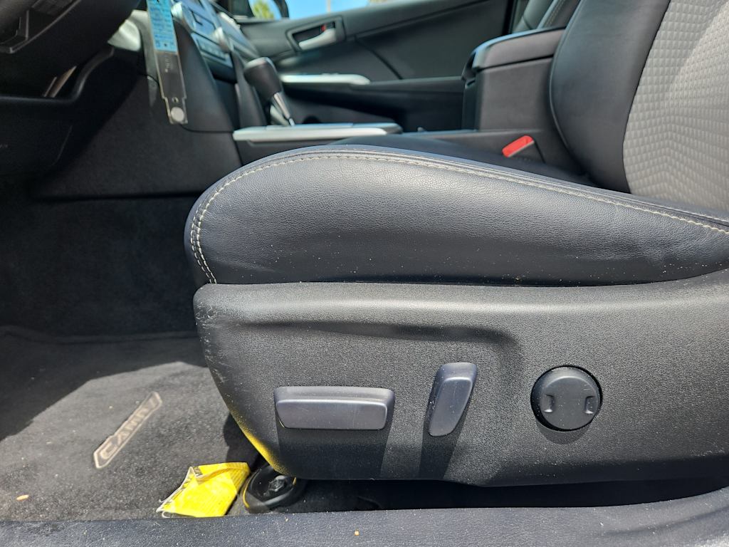 2014 Toyota Camry SE 21