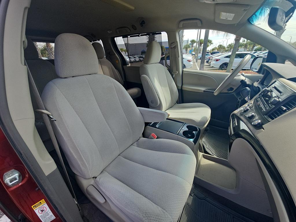 2011 Toyota Sienna LE 10