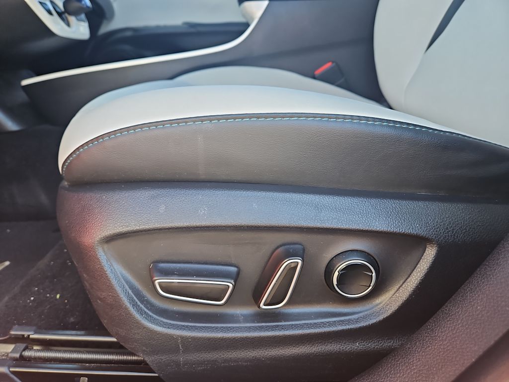 2017 Toyota Prius Four 19