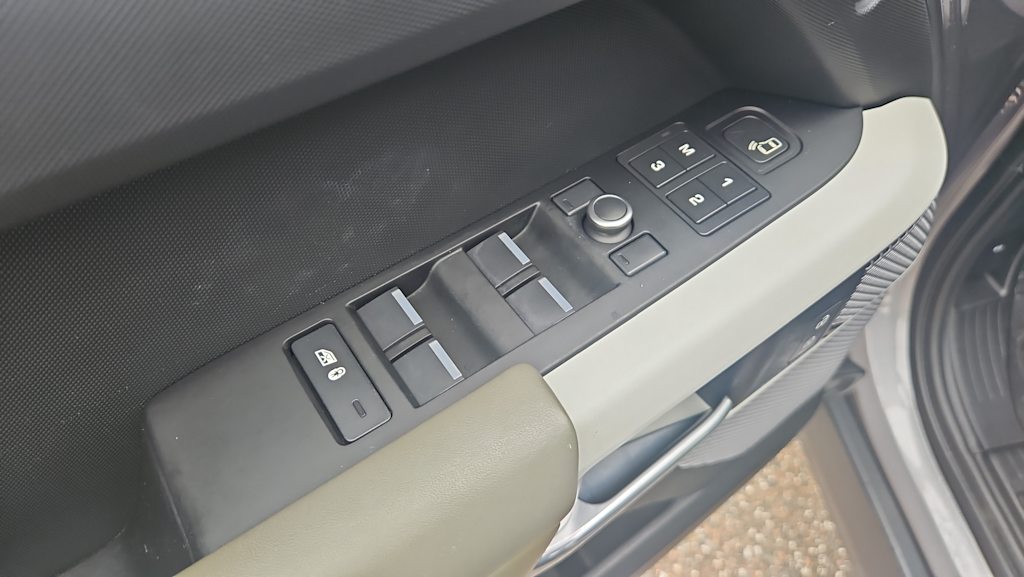 Thumbnail: 2020 Land Rover Defender - 23