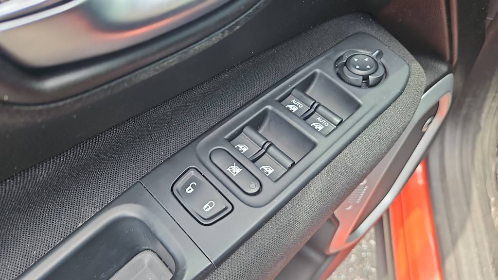 Thumbnail: 2018 Jeep Renegade - 21
