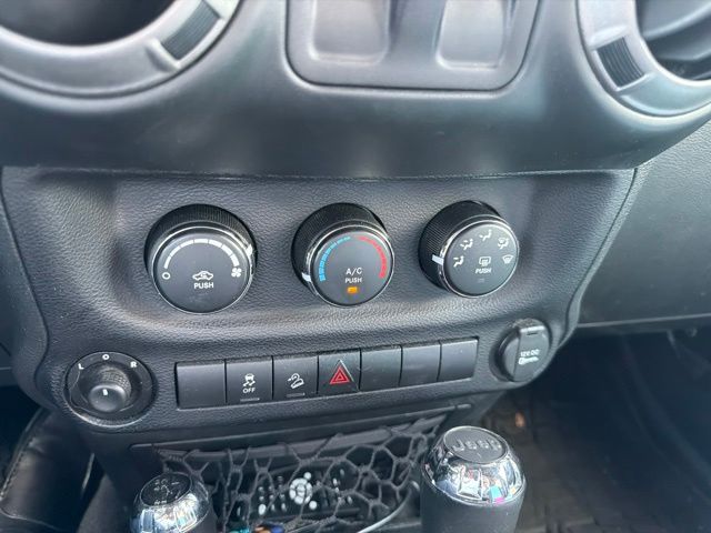 Thumbnail: 2015 Jeep Wrangler - 24