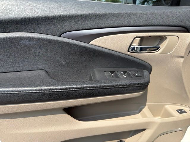Thumbnail: 2017 Honda Pilot - 24