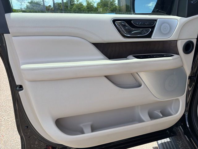 Thumbnail: 2020 Lincoln Navigator L - 28