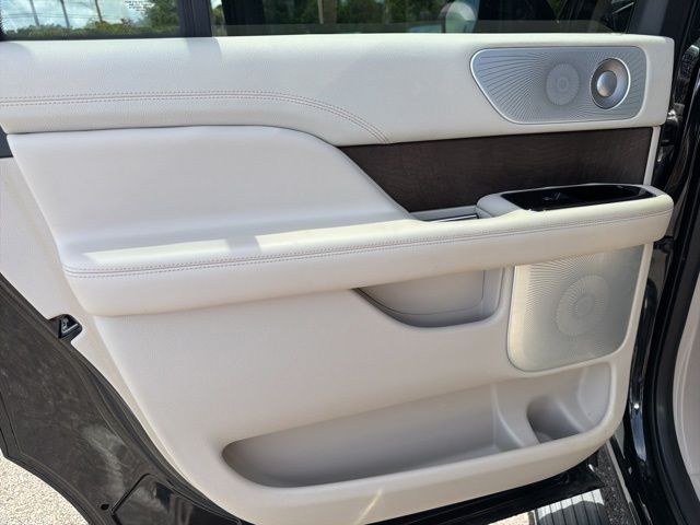 Thumbnail: 2020 Lincoln Navigator L - 30