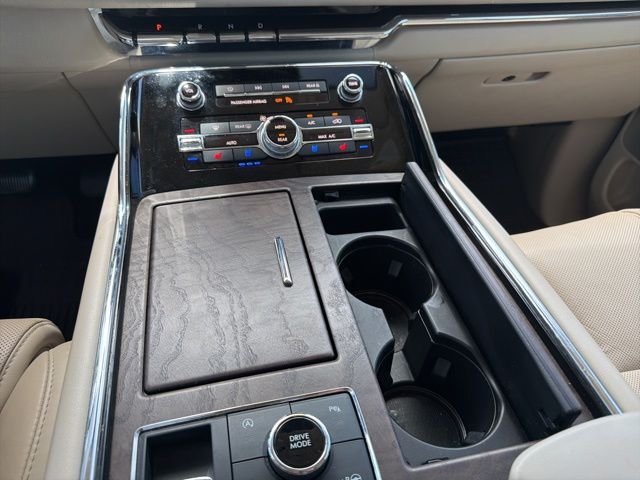 Thumbnail: 2020 Lincoln Navigator L - 8