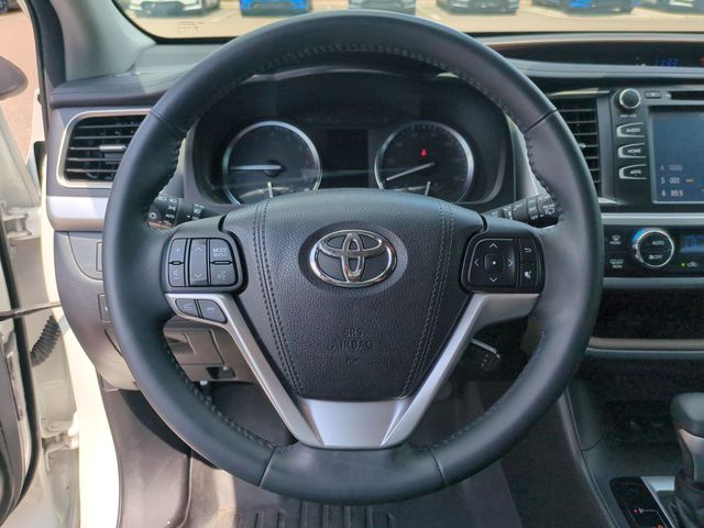 Thumbnail: 2016 Toyota Highlander - 14