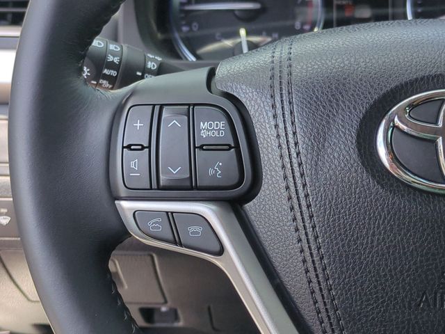 Thumbnail: 2016 Toyota Highlander - 32