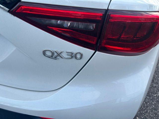 Thumbnail: 2018 INFINITI QX30 - 18