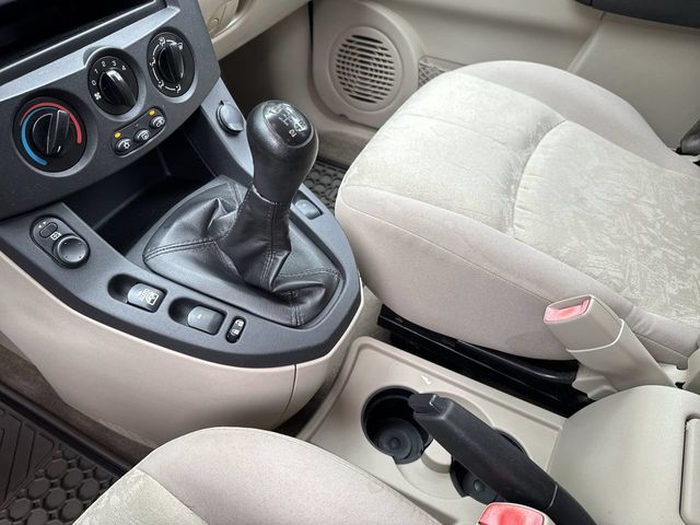 Thumbnail: 2004 Saturn VUE - 28