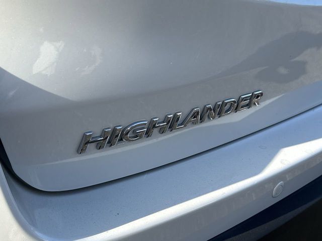Thumbnail: 2015 Toyota Highlander - 23