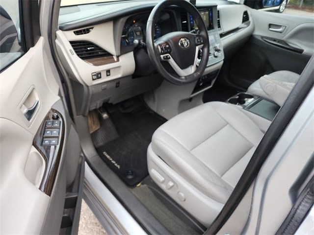 Thumbnail: 2017 Toyota Sienna - 10