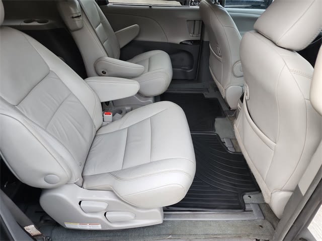 Thumbnail: 2017 Toyota Sienna - 25