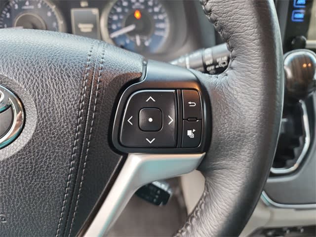 Thumbnail: 2017 Toyota Sienna - 27