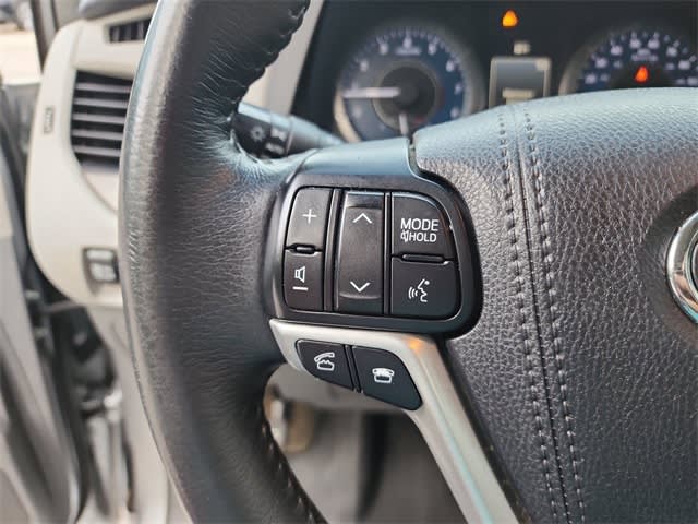 Thumbnail: 2017 Toyota Sienna - 26