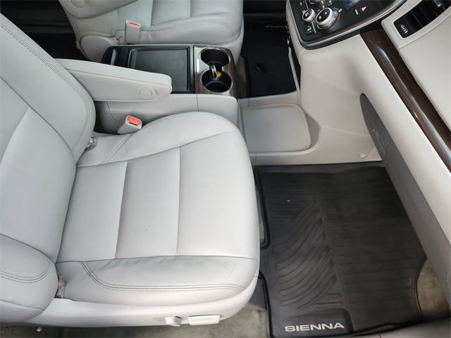 Thumbnail: 2017 Toyota Sienna - 16
