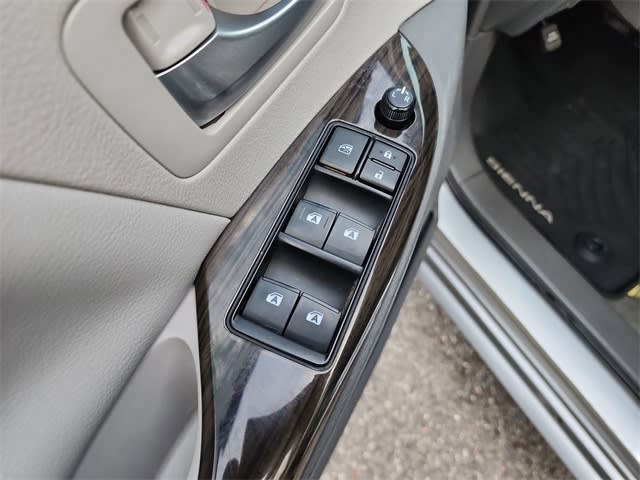 Thumbnail: 2017 Toyota Sienna - 22