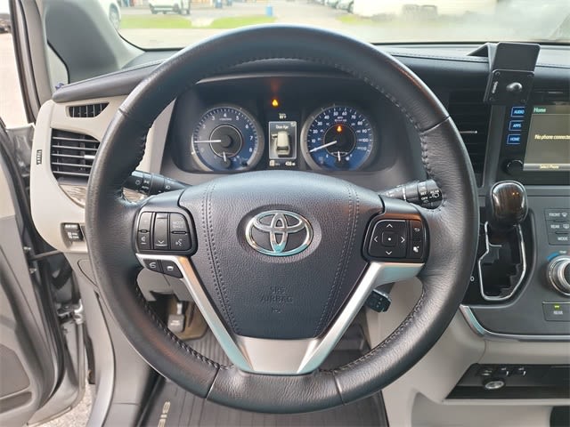 Thumbnail: 2017 Toyota Sienna - 9