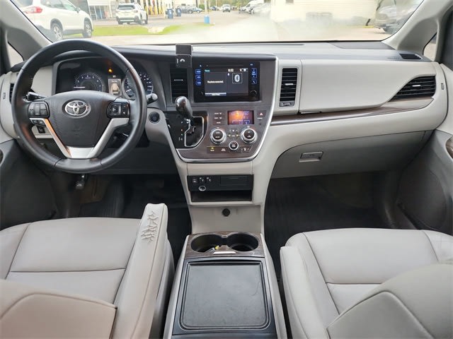 Thumbnail: 2017 Toyota Sienna - 2
