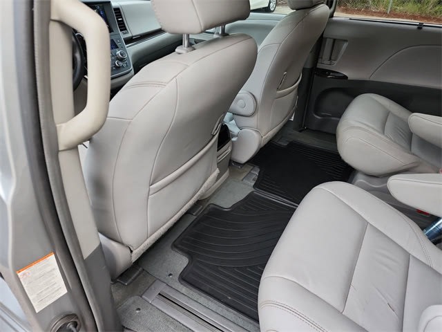 Thumbnail: 2017 Toyota Sienna - 12