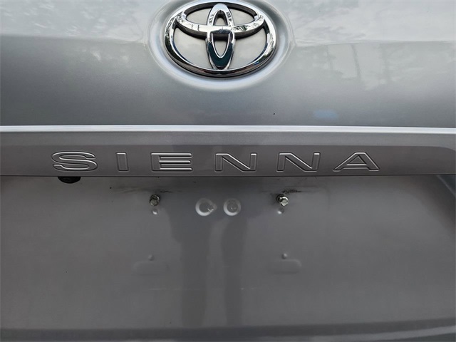 Thumbnail: 2017 Toyota Sienna - 21