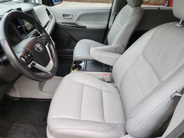 Thumbnail: 2017 Toyota Sienna - 11