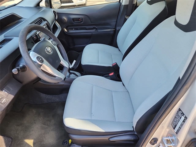 Thumbnail: 2016 Toyota Prius c - 10
