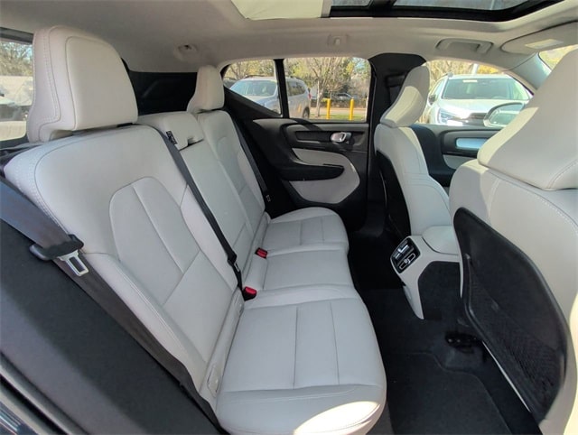 Thumbnail: 2021 Volvo XC40 - 24