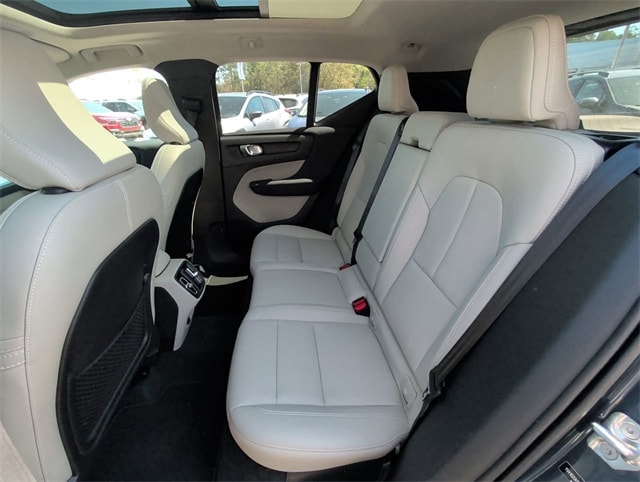 Thumbnail: 2021 Volvo XC40 - 23